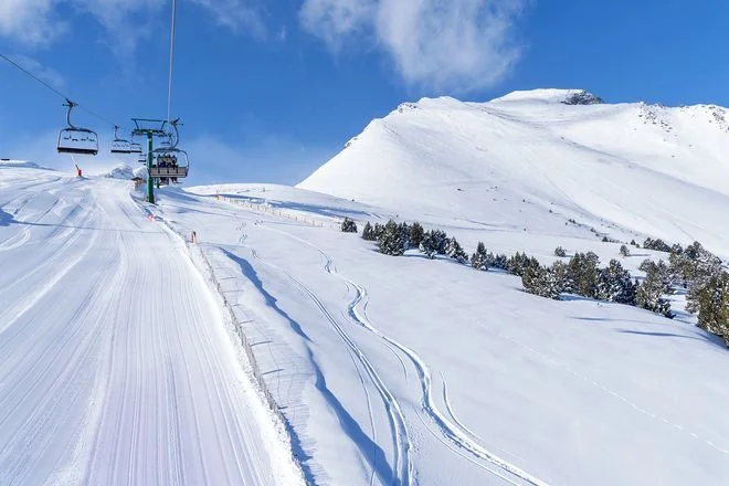 Pistas de esquí de la estación de Astún con nieve y remontes