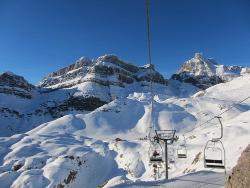 Snowboarder en Candanchú, estación histórica del Pirineo aragonés