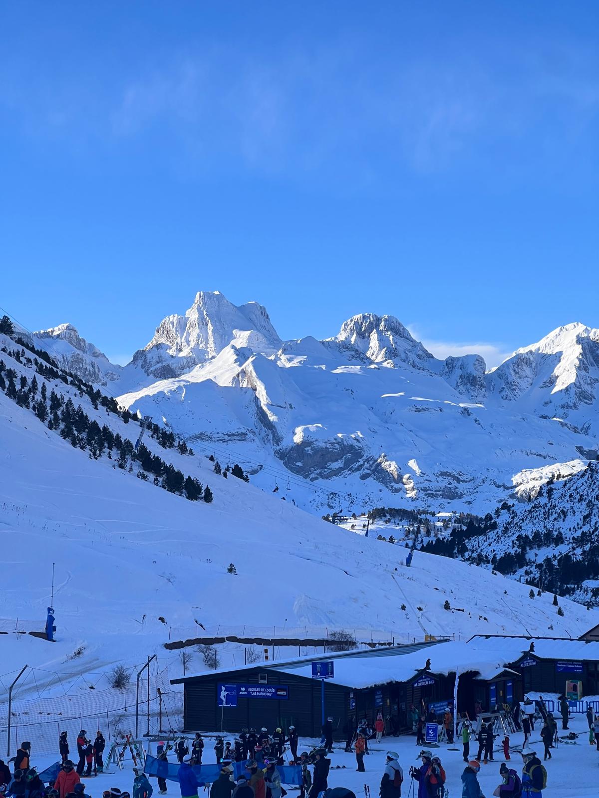 Grupo del club Malacara Esquí en la nieve del Pirineo aragonés