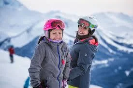 Esquiador descendiendo pista roja en Astún durante clase avanzada