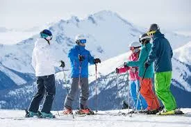 Monitor certificado enseñando técnica de esquí a alumno en Candanchú