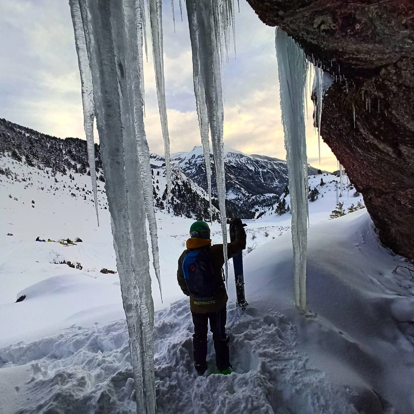 Alumno mejorando técnica de curvas con instructor MalacaraEsquí