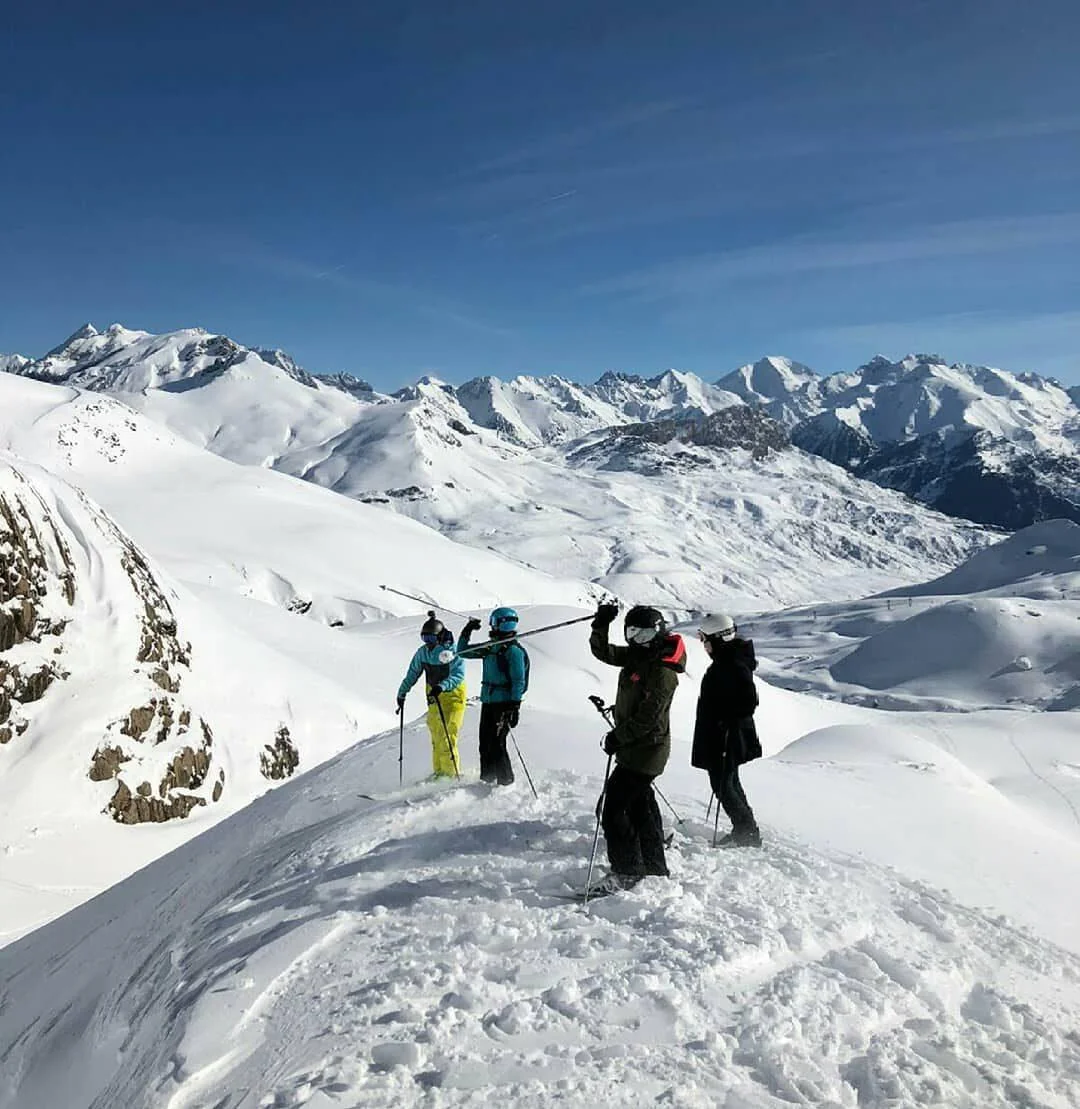 Club Malacara - Grupo esquiando en Astún