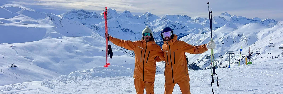 Dos profesores de Malacara con uniforme naranja en la montaña.