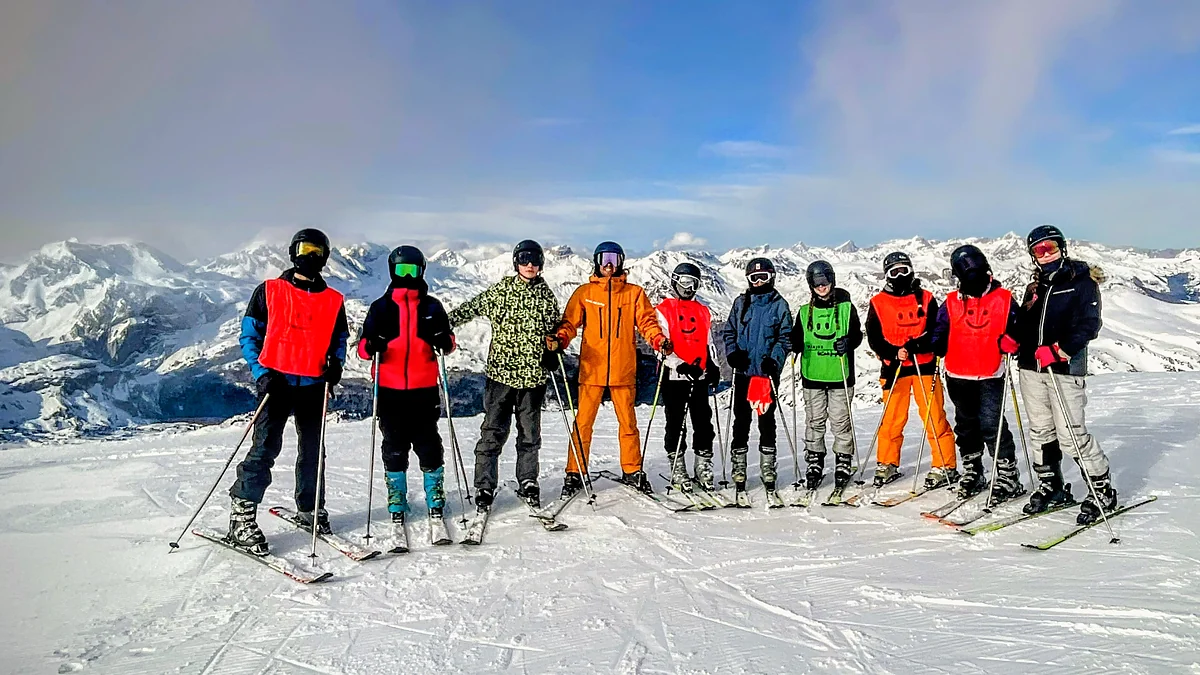 Grupo de esquiadores con un profesor de Malacara en la nieve.