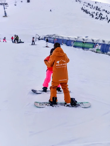 Monitor certificado enseñando técnica de esquí a alumno en Candanchú