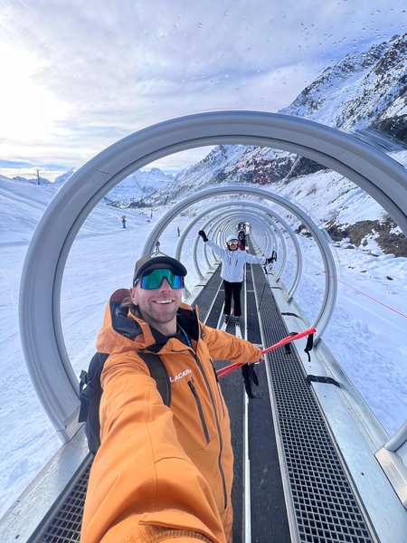 Alumno mejorando técnica de curvas con instructor MalacaraEsquí
