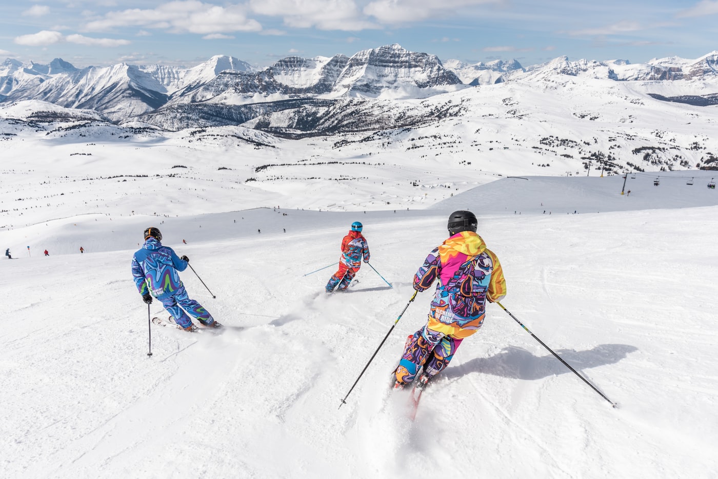 Vista panorámica de la estación de Astún con pistas nevadas y remontes