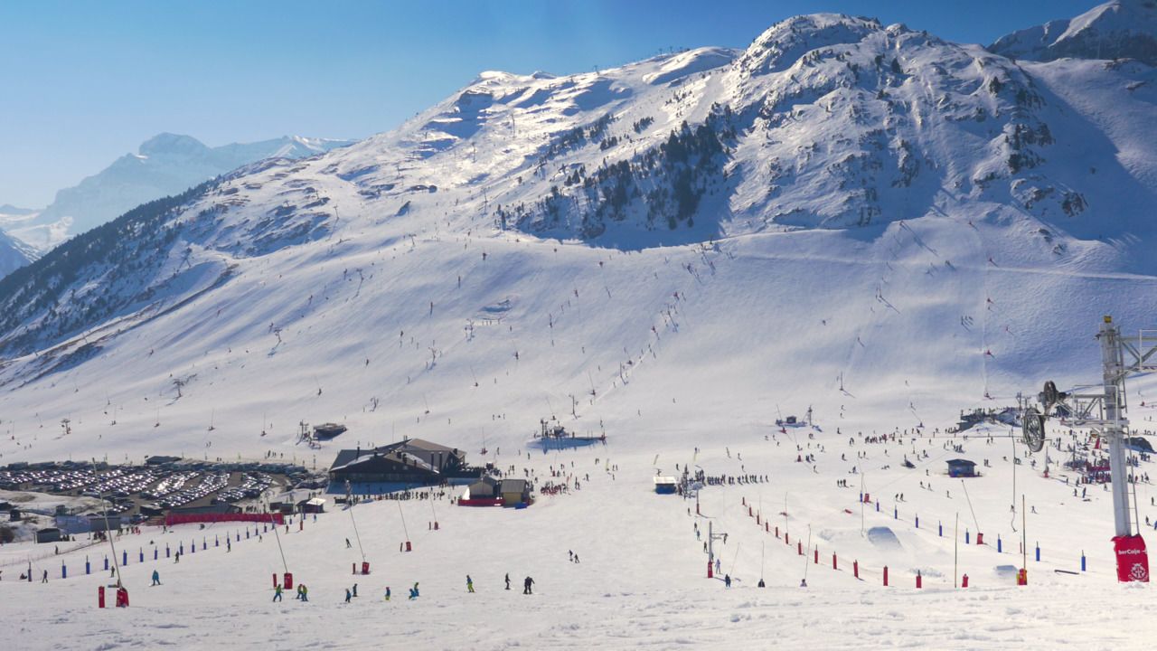 Vista de Candanchú - Tobazo con esquiadores en pistas nevadas